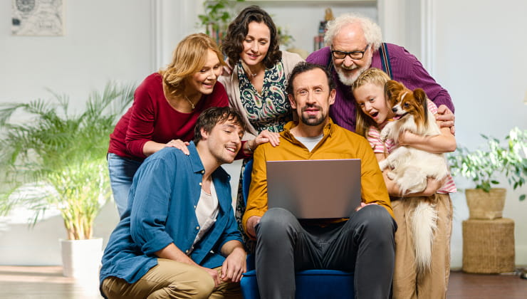 rodina se dívá do počítače